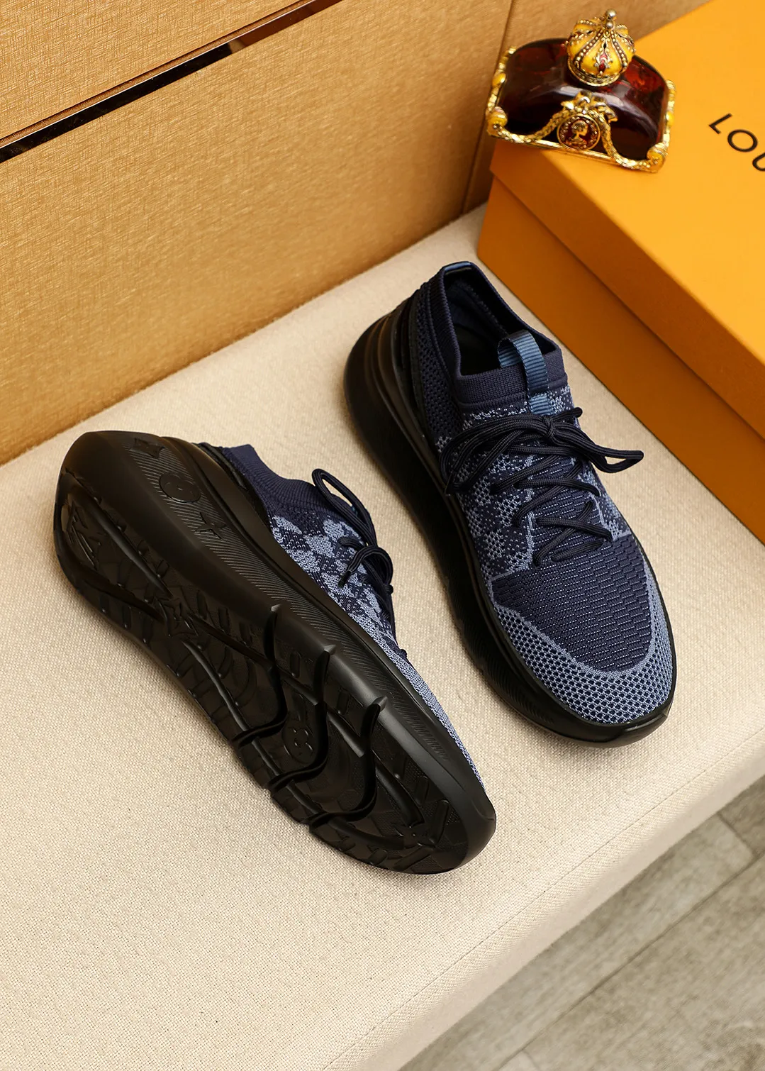 Men's men's shoes 💰480💐 Louis Vuitton Louis Vuitton 2025 new four-season lace-up series! The complex fly-knitting process for shoe uppers is now on the market. The counter has LV shape embossed stitching with original patterns, original raw materials, fabrics, and original fly-knitting! The inside is original and customized! 1:1 outsole mold opening! Foam outsole! 38-44 (45 customized)